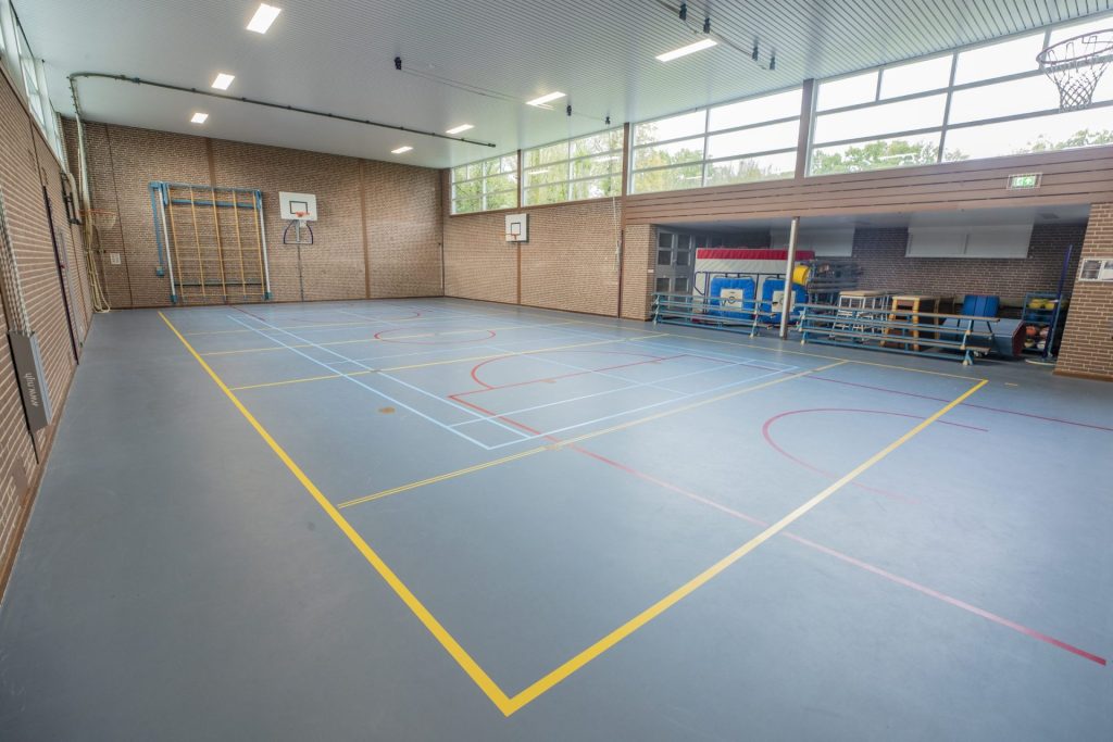 een gymzaal huren is iets wat steeeds vaker gedaan wordt aangezien het koste bespaart voor de huurder die geen pand hoeft te bezitten en de verhuurder die extra inkomsten genereert. 