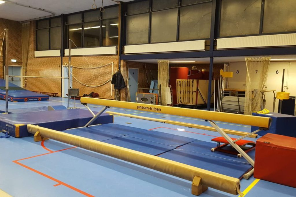 Er zijn diverse soorten gymzalen die je kunt huren wat het interesant maakt voor allerij soorten sport. Een gymzaal huren kan daarom gedaan worden door een breed publiek.