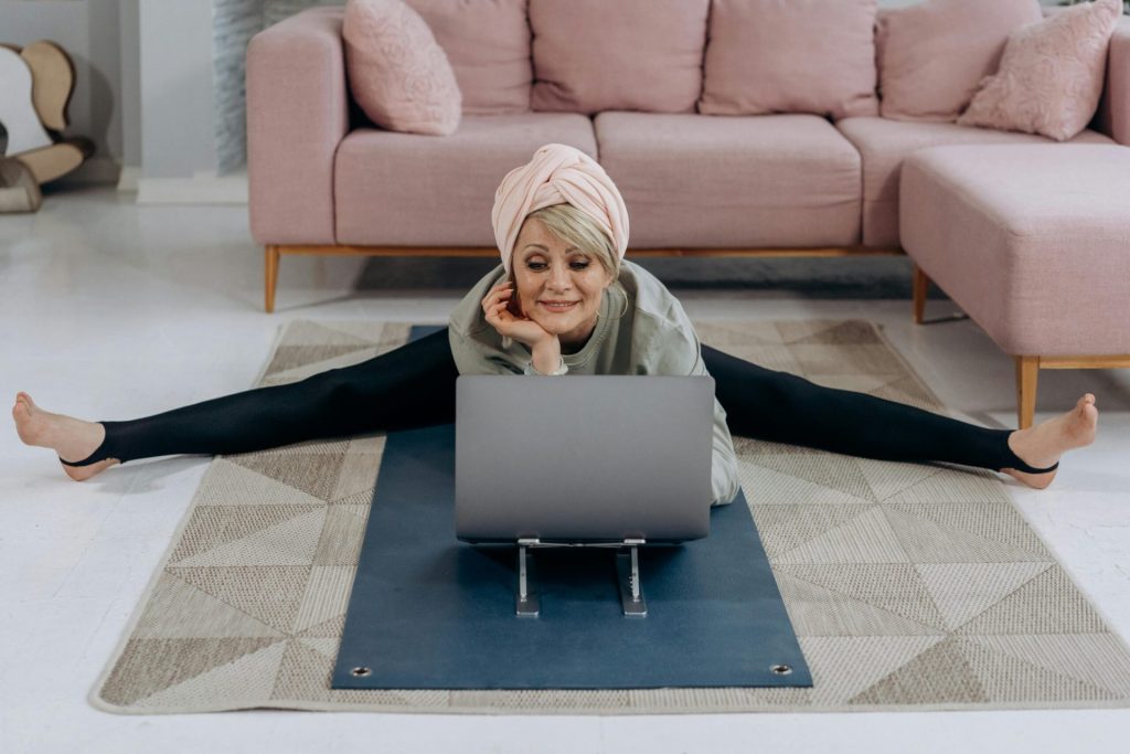 De ontwikkelingen gaan verder. Een yoga ruimte huren is tegenwoordig niet alleen ideaal om mensen te ontvangen maar, mits uitgerust met de goede technologie ook zeer geschikt om online yoga lessen te geven. 