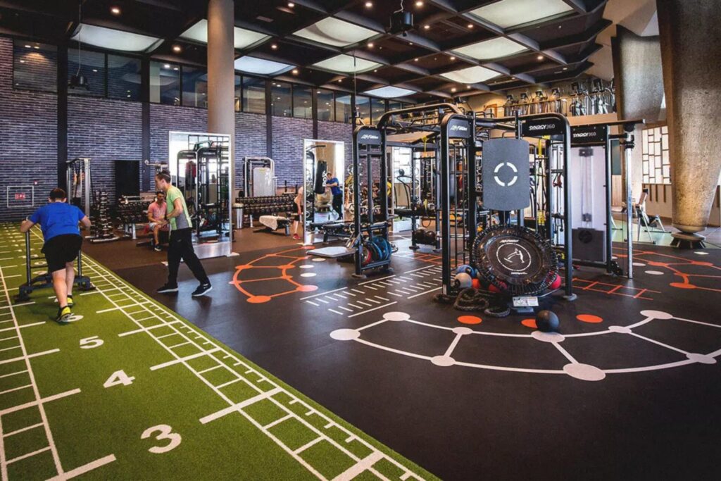 Er zijn enkele tips die je in gedachte moet houden bij een crossfitruimte huren zoals het controleren van de faciliteiten, de locatie, huurvoorwaarde en meer. Ditzelfde geldt in principe altijd als u nadenkt over een sportruimte huren.